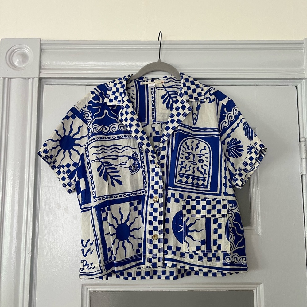 Kimchi Blue women’s button down short sleeve blouse, NWOT, size XS